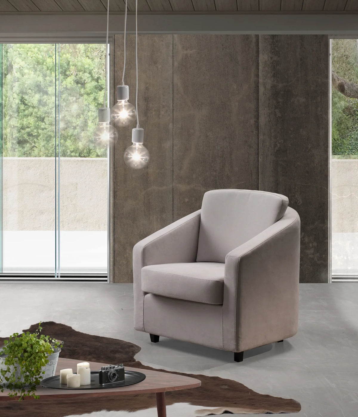 Poltroncina Rugiada in tessuto grigio in soggiorno