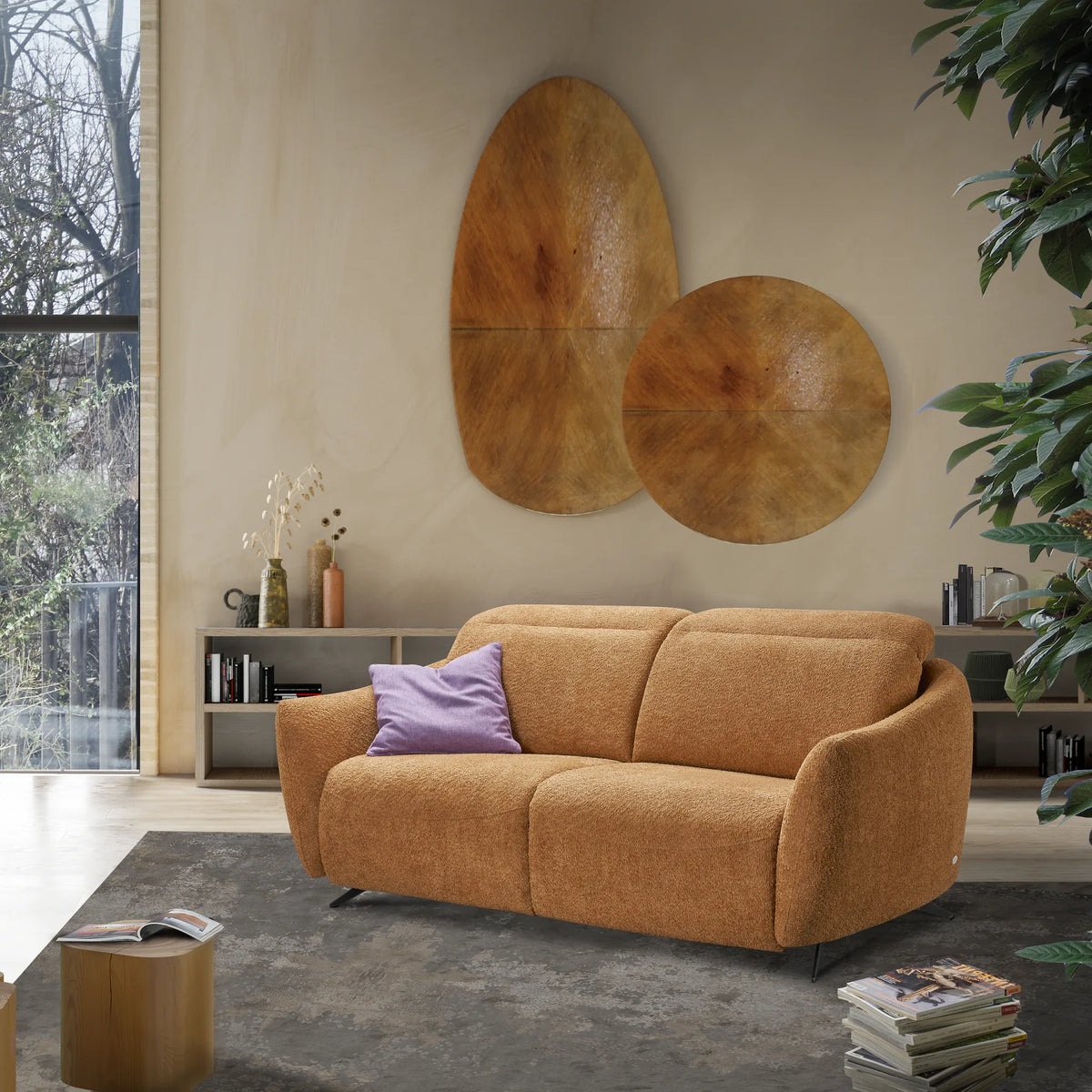 Iside divano letto in tessuto arancio in soggiorno