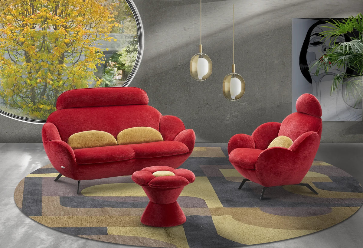 Divano Desy con poltroncina Foschia e pouf in soggiorno