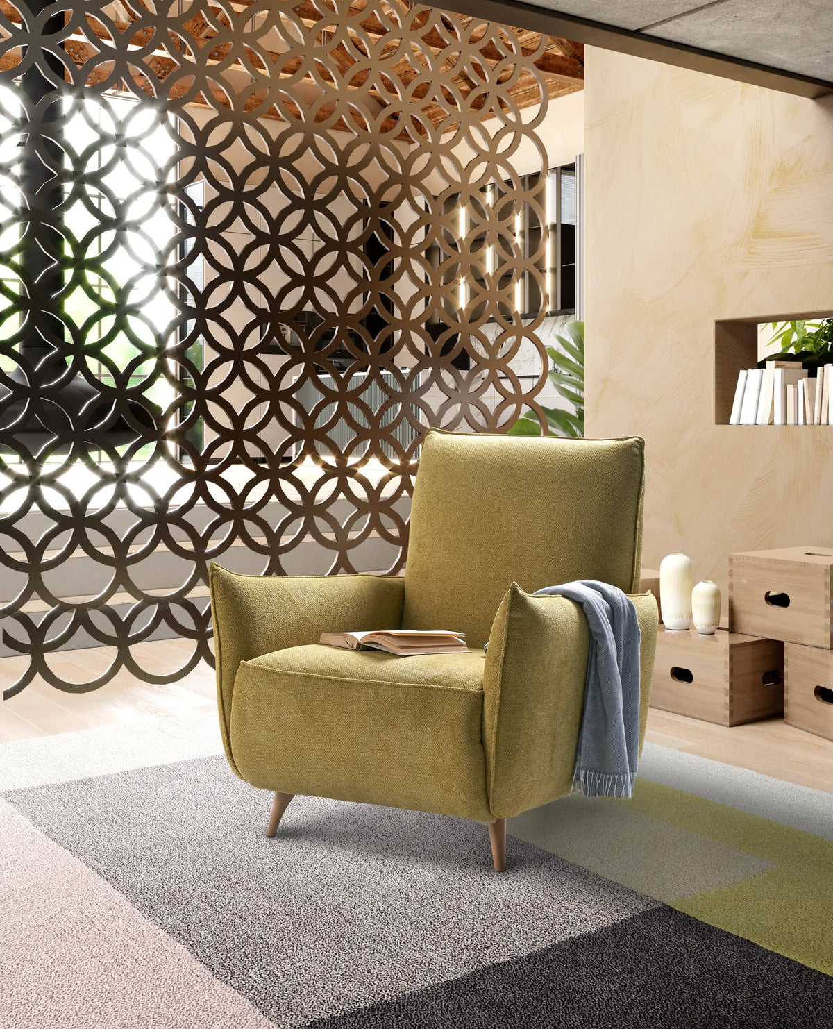 Poltroncina Brezza in tessuto senape in soggiorno
