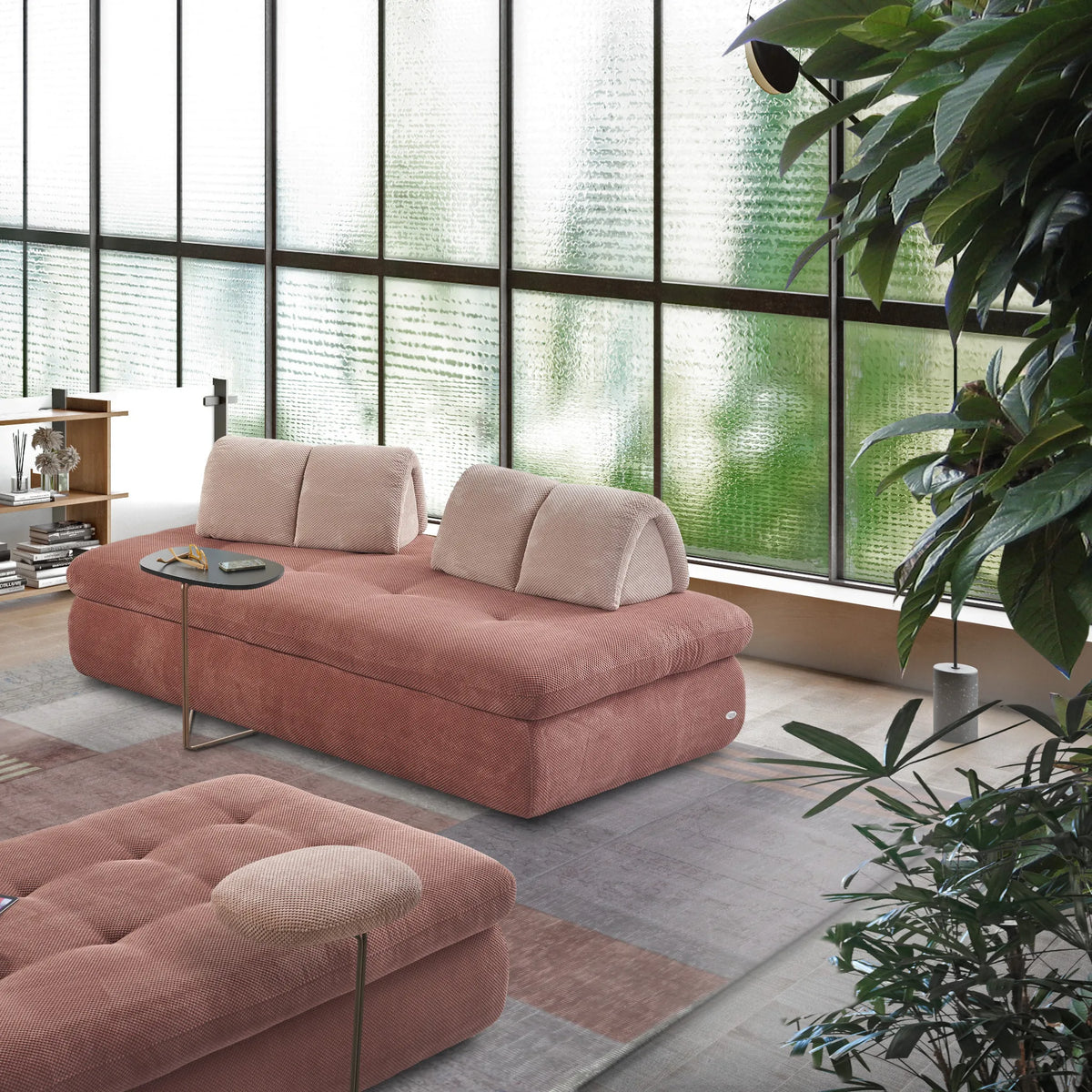 Divano letto Ermes in tessuto rosa in soggiorno