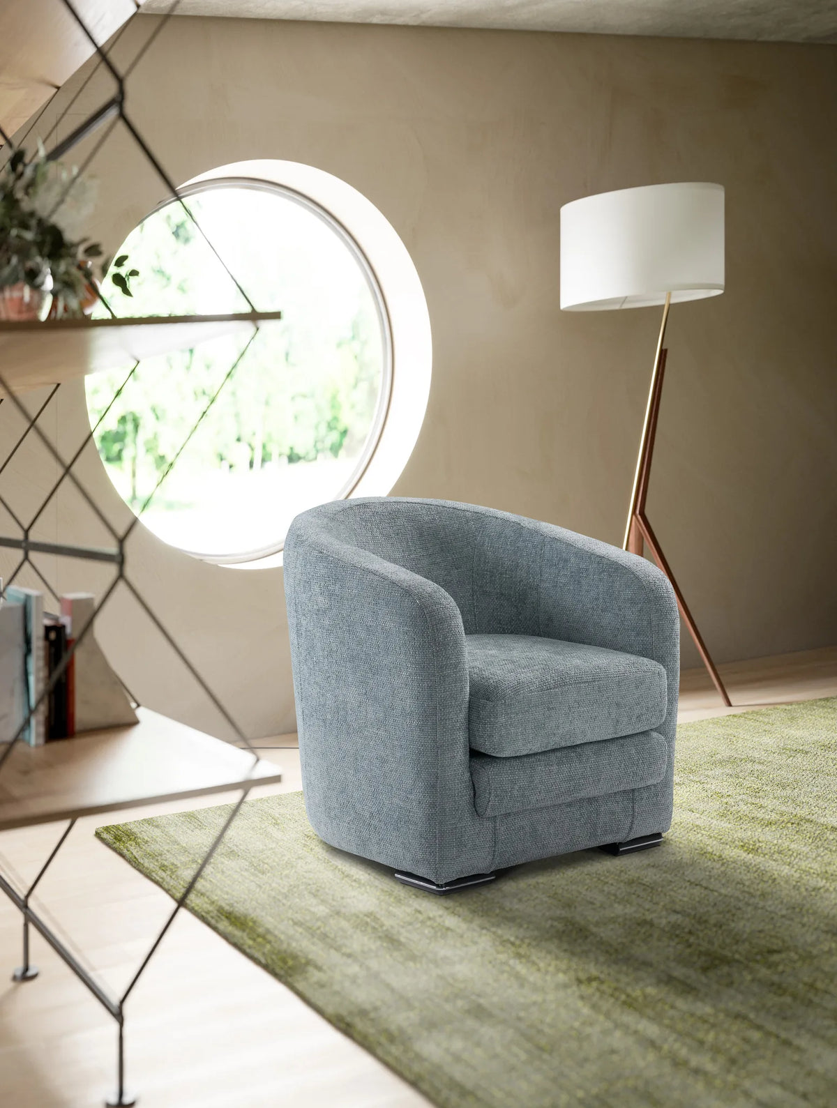 Poltroncina Brina in tessuto azzurro in soggiorno