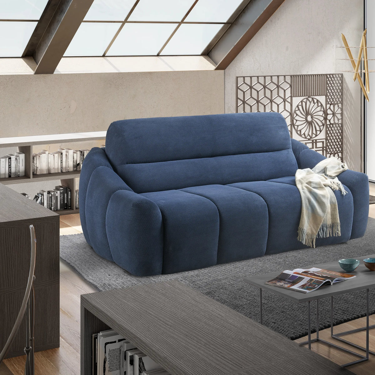 Divano letto Ares in tessuto blu in soggiorno