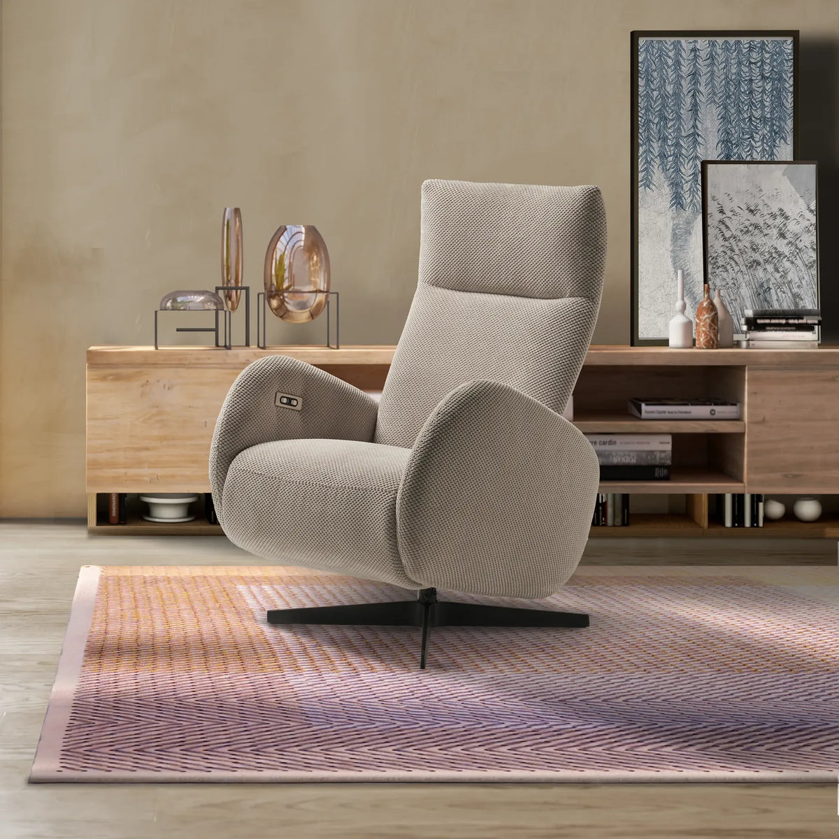 Poltrona relax Saturno in tessuto beige in soggiorno